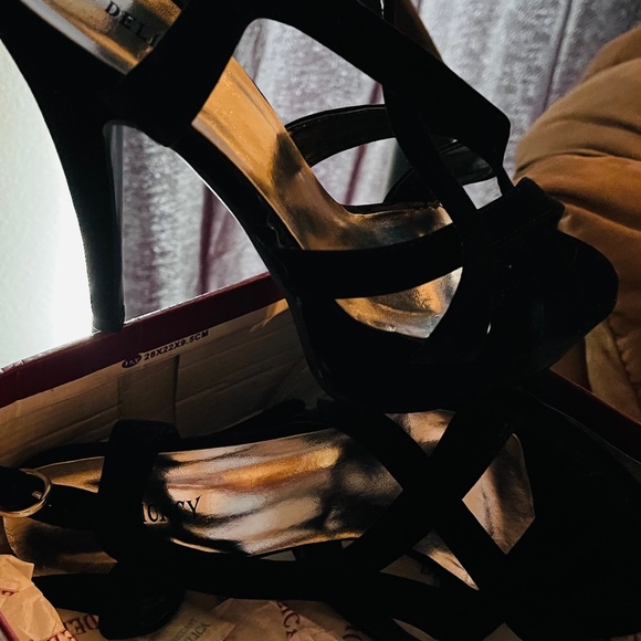 Black heels - Picture 1 of 1